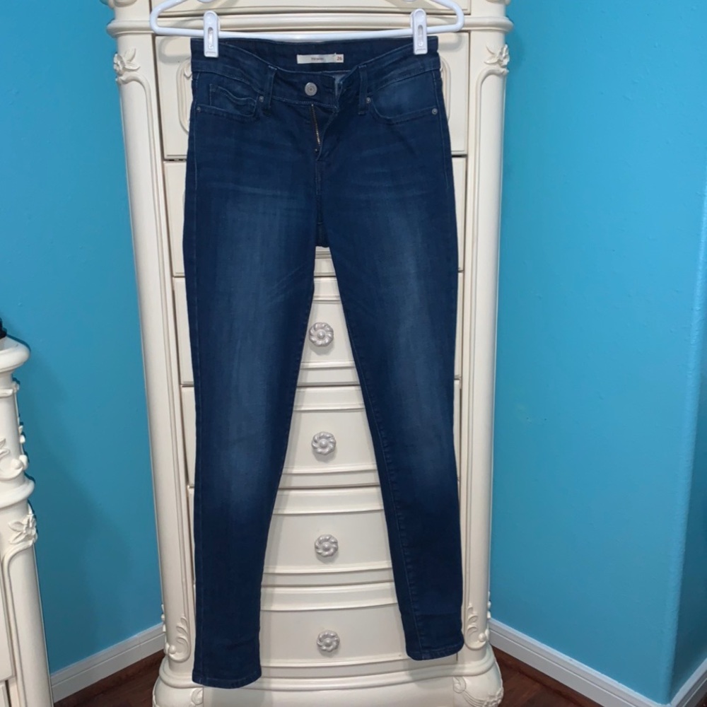 • Levi’s 711 Skinny jeans
